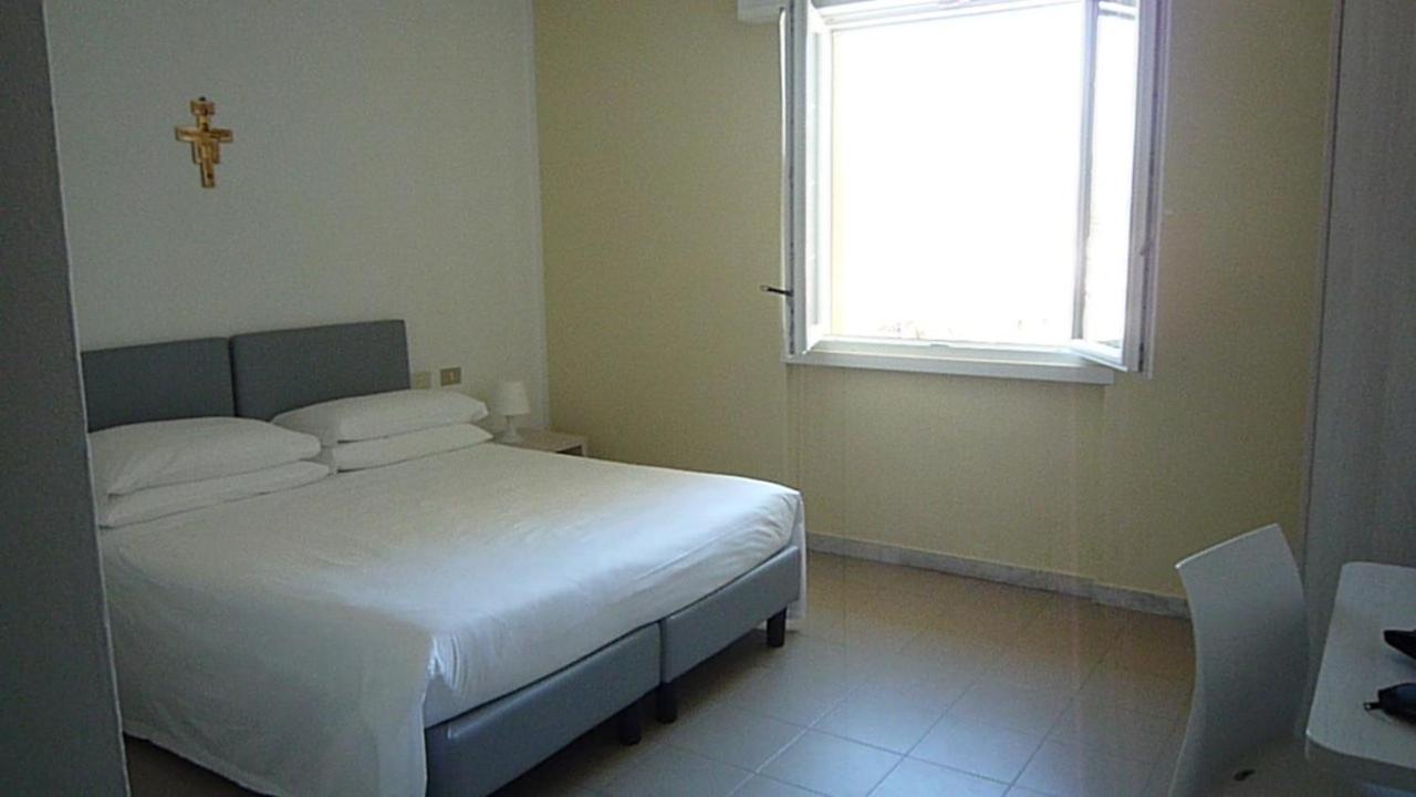 Casa F.A.C.I Hotell Marina di Massa Exteriör bild