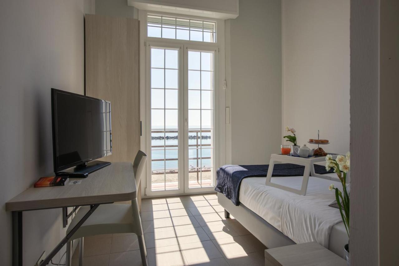 Casa F.A.C.I Hotell Marina di Massa Exteriör bild