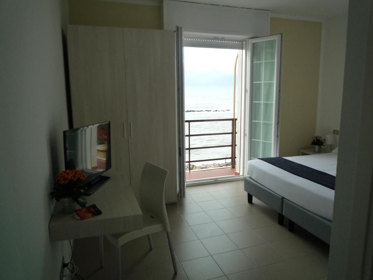 Casa F.A.C.I Hotell Marina di Massa Exteriör bild