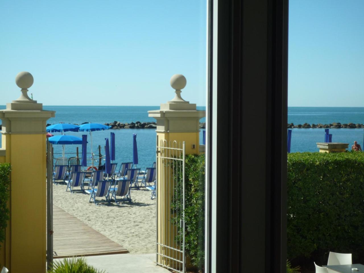 Casa F.A.C.I Hotell Marina di Massa Exteriör bild